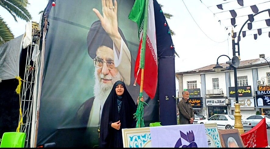 پرچم در دست معلمان