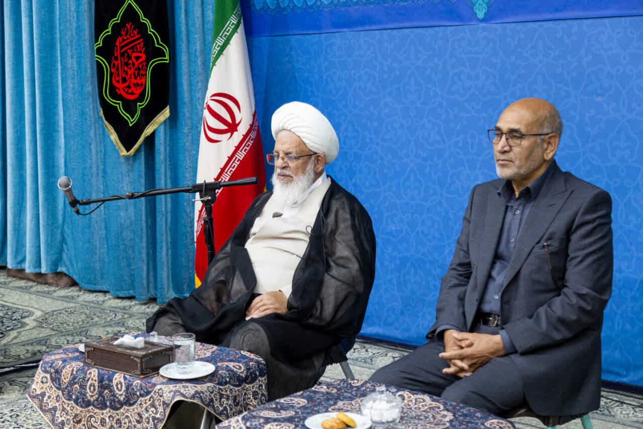 امام جمعه یزد: حفظ روحیه انقلابی در جوانان، وظیفه فرهنگیان است