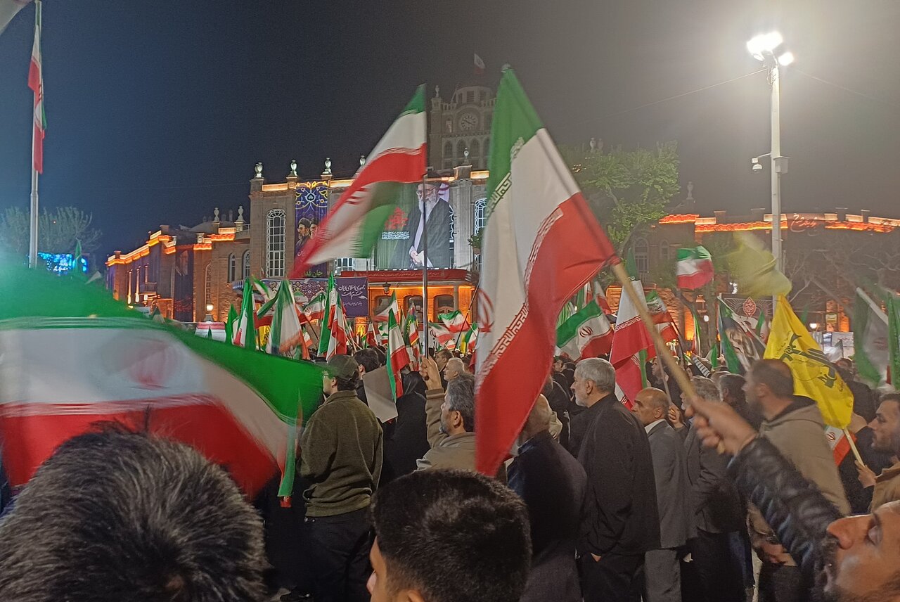 حماسه‌سازی مردم تبریز در خیابان‌ها و میادین این شهر ادامه دارد