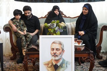 وزیر راه و شهرسازی با خانواده سپهبد شهید موسوی دیدار کرد