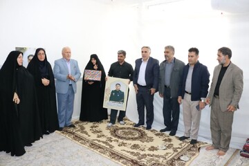 مسئولان لرستان با خانواده شهید «محمد امینی پور» دیدار کردند
