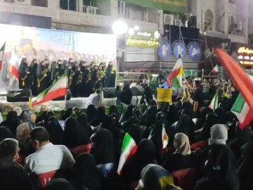 سرودخوانی دختران بوشهری در تجمع شبانه
