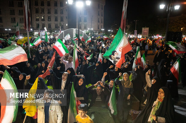 Iranian people denounce US-Israeli aggression, back Leader
