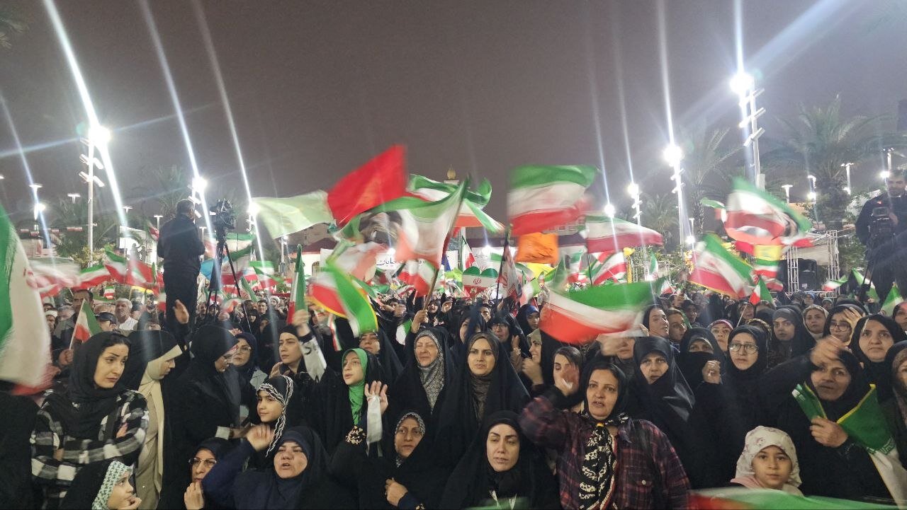 تداوم اجتماع شبانه مردم رشت در بیعت با رهبری