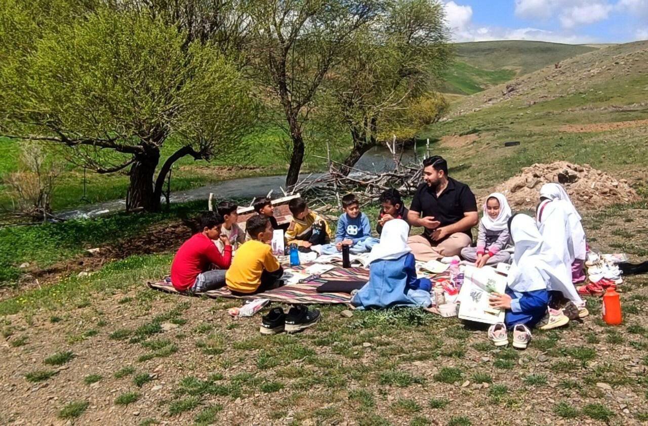 کلاس زیر آسمان آبی؛ روایت معلمی که مدرسه را به دل طبیعت برد