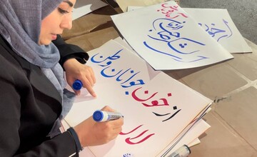 هنرمندان خوشنویس شهرکردی هر شب پای کار تجمعات