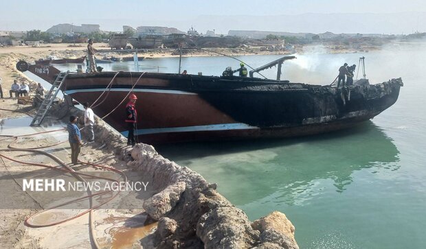آتش‌سوزی در چهار شناور تجاری در اسکله واعظی بندر دیر مهار شد