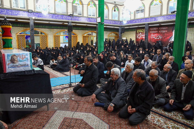 تشییع پیکر مطهر شهیده جنگ رمضان در زنجان