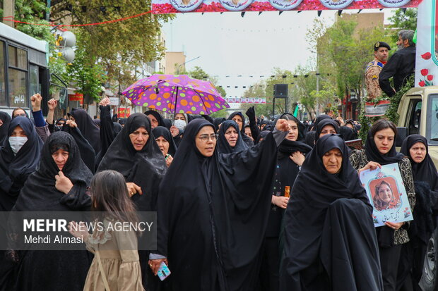 تشییع پیکر مطهر شهیده جنگ رمضان در زنجان