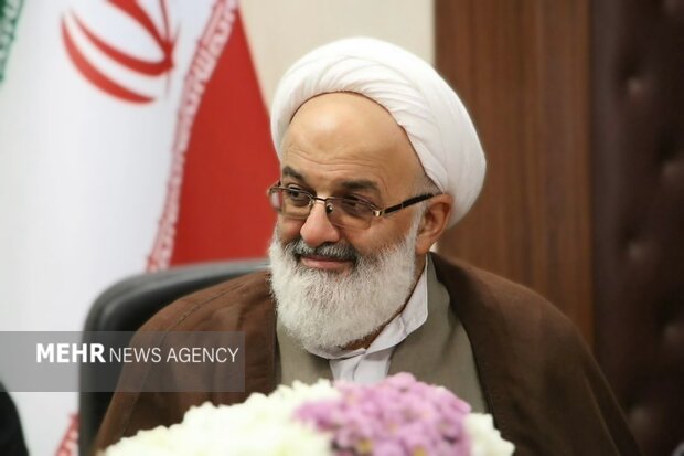 امام جمعه آرادان: کارگران و معلمان فراموش نشوند