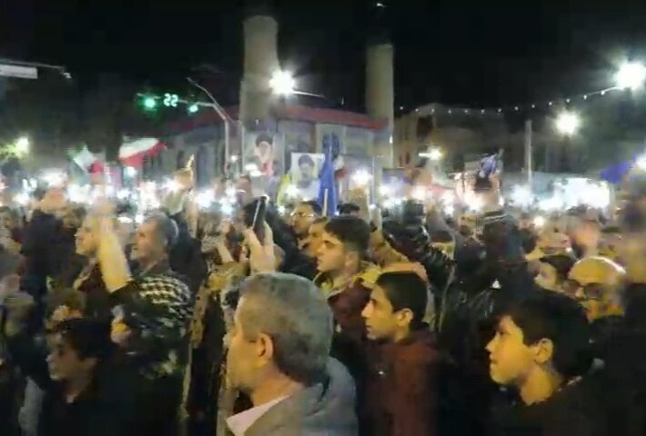 تجمع شبانه مردم شهرستان هریس در بیعت با رهبری ادامه دارد