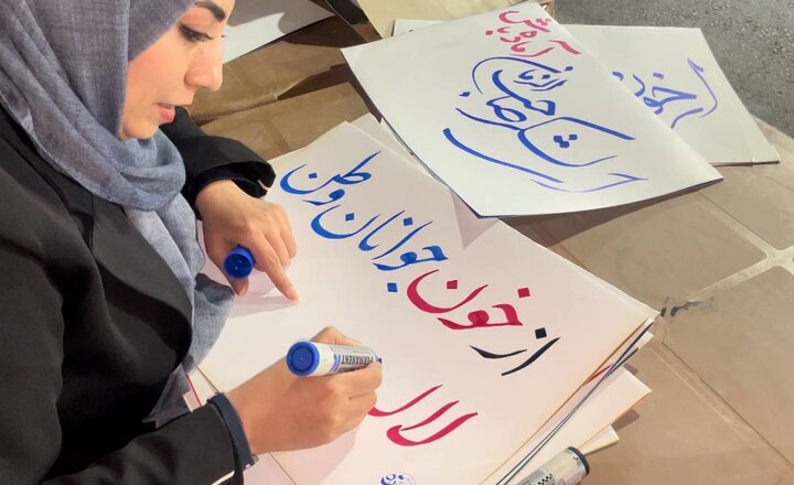 هنرمندان خوشنویس شهرکردی هر شب پای کار تجمعات