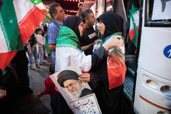 تجمع‌کنندگان میدان انقلاب ۱۰۰ زائر اولی کربلا را بدرقه کردند