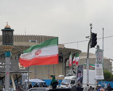 ایستاده در وطن؛ این پرچم بر زمین نمی‌افتد!