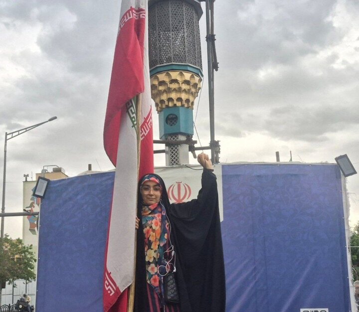 ایستاده در وطن؛ این پرچم بر زمین نمی‌افتد!