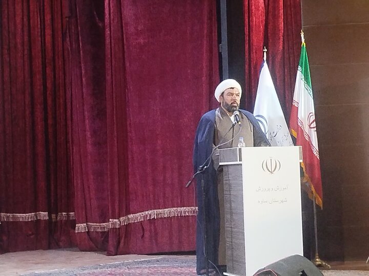 سبزی: آینده کشور ثمره تلاش معلمان است