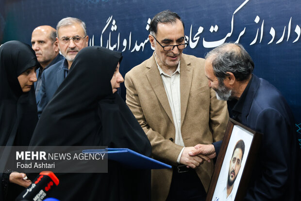 آیین تجلیل از خانواده شهدای هلال احمر در بنیاد شهید