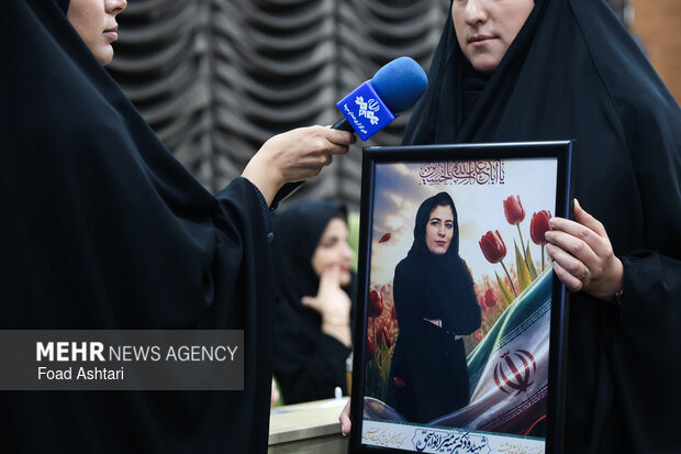 آیین تجلیل از خانواده شهدای هلال احمر در بنیاد شهید