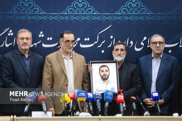 آیین تجلیل از خانواده شهدای هلال احمر در بنیاد شهید