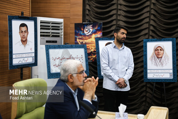 آیین تجلیل از خانواده شهدای هلال احمر در بنیاد شهید