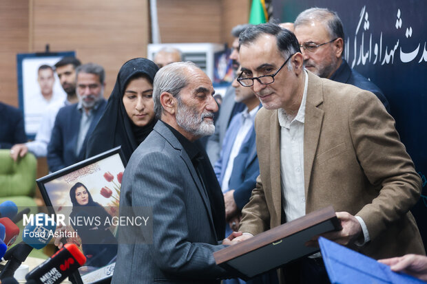 آیین تجلیل از خانواده شهدای هلال احمر در بنیاد شهید