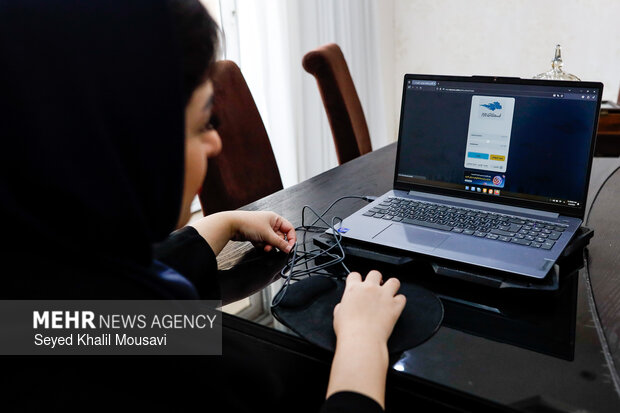 معلمی در خط مقدم خانه ها