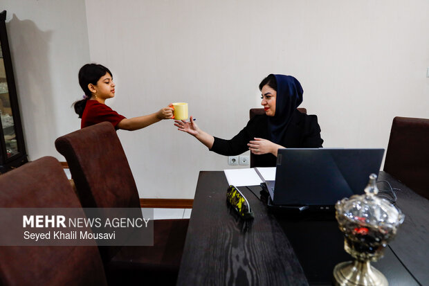 معلمی در خط مقدم خانه ها