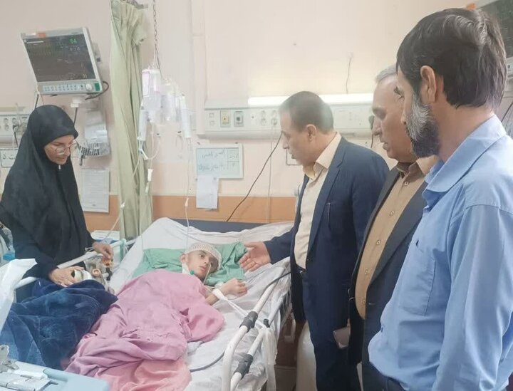 عیادت مسئولان بنیاد شهید از دانش آموز مجروح جنگ رمضان در رومشکان
