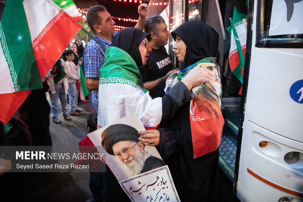 تجمع‌کنندگان میدان انقلاب ۱۰۰ زائر اولی کربلا را بدرقه کردند