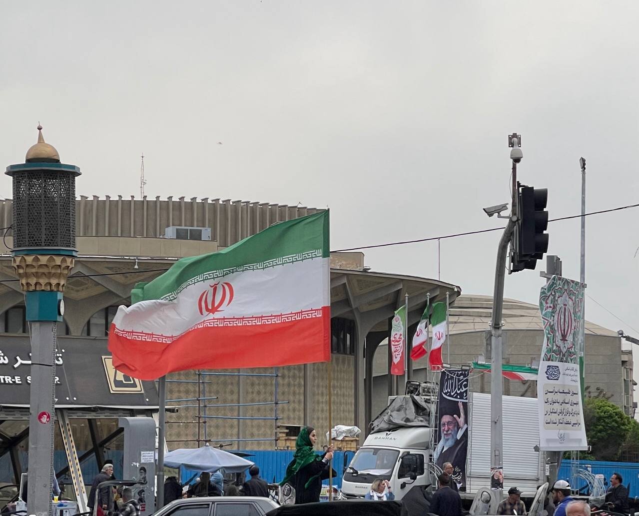ایستاده در وطن؛ این پرچم بر زمین نمی‌افتد!