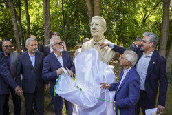 رونمایی از ۱۸ سردیس مفاخر علمی در شیراز