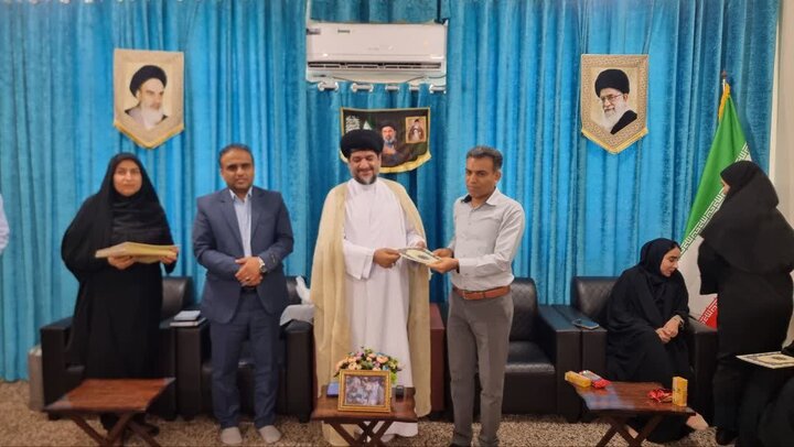 امام جمعه گناوه: معلمان ادامه‌دهنده مسیر هدایتگری پیامبران هستند