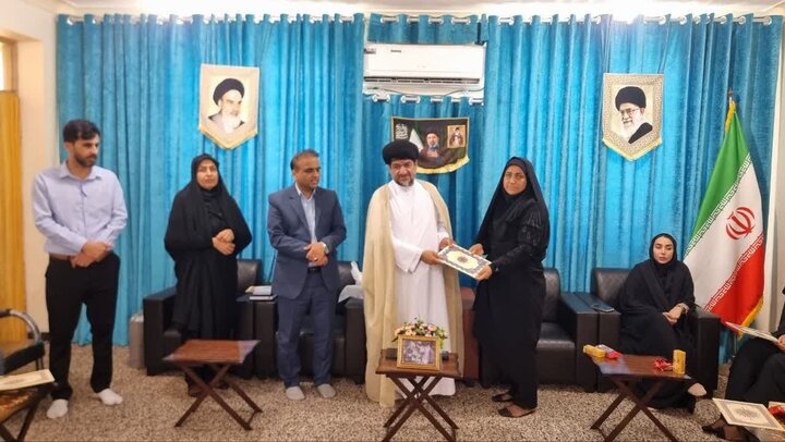 امام جمعه گناوه: معلمان ادامه‌دهنده مسیر هدایتگری پیامبران هستند
