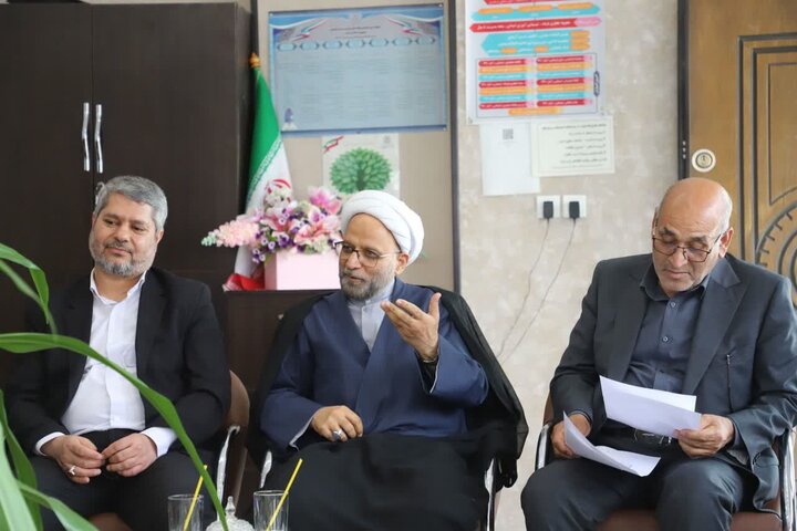 نقش بی‌بدیل معلمین در استمرار انقلاب؛ حمایت از فرهنگیان وظیفه ملی است