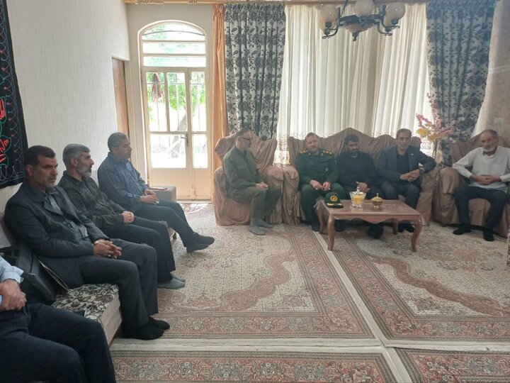 فرمانده سپاه لرستان با خانوادههای ۳ شهید دیدار کرد
