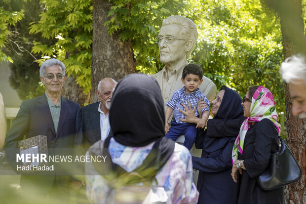 رونمایی از ۱۸ سردیس مفاخر علمی استان فارس