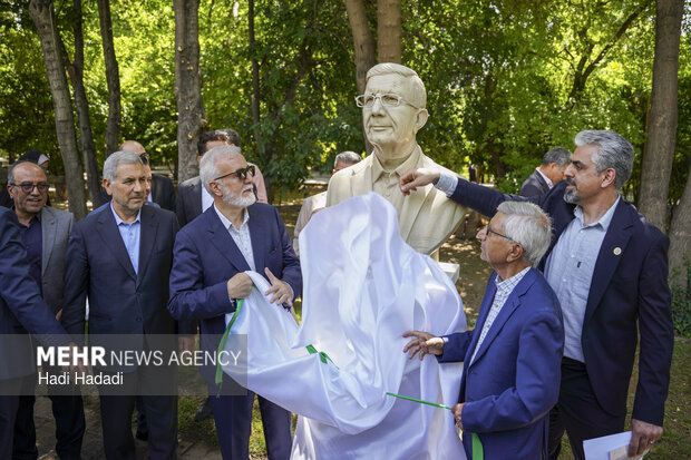 رونمایی از ۱۸ سردیس مفاخر علمی استان فارس