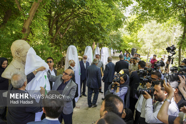 رونمایی از ۱۸ سردیس مفاخر علمی استان فارس