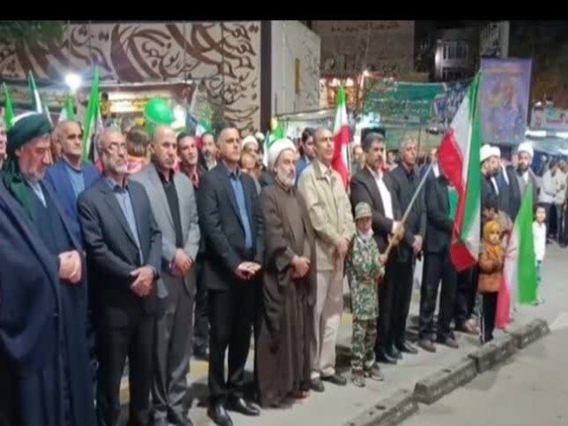تداوم حضور پرشور سنندجی‌ها در تجمع شبانه با فریاد «مرگ بر آمریکا»