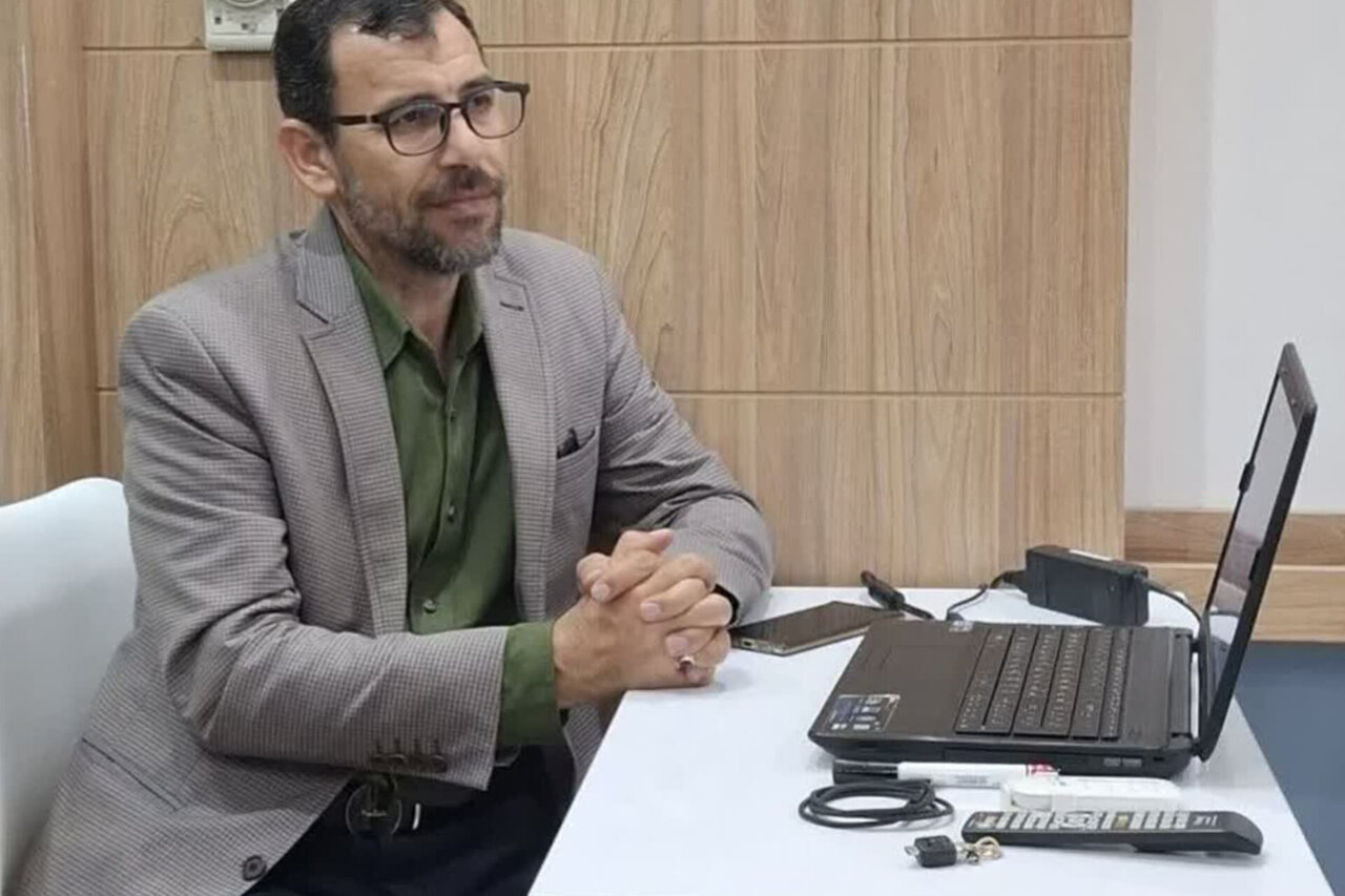 نشست نقد کتاب «دختری که ماه را نوشید» در مشهد برگزار شد