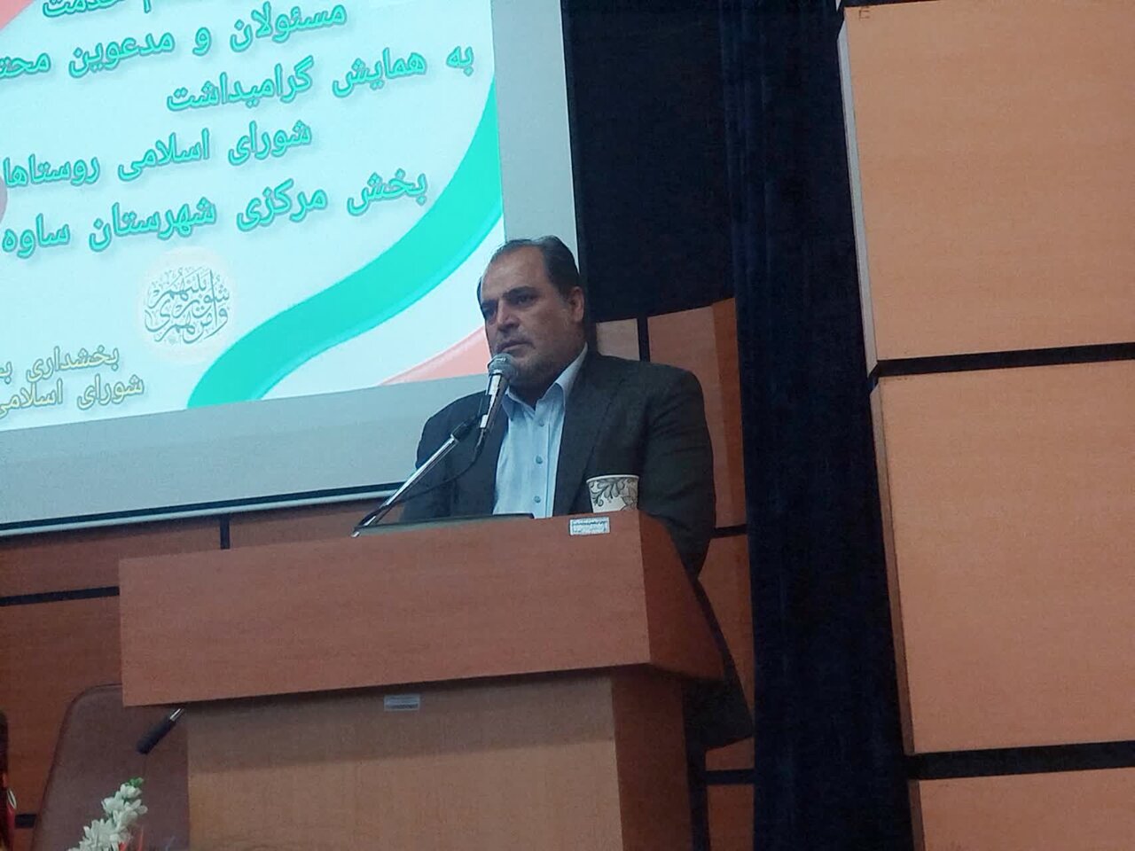 حسینی: حفظ جمعیت روستاهای ساوه اولویت اصلی دهیاران باشد