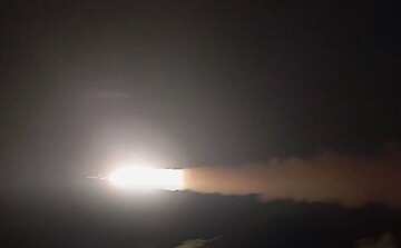 Iran Army Navy wards off US destroyers from Strait of Hormuz