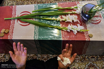 پی‌ات ساعت‌شماری کرده‌ام تا جلوه‌گر گردی!