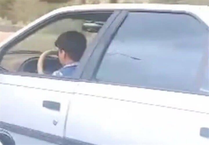 سواری تیبا با رانندگی نوجوان ۱۰ ساله در محور فراهان توقیف شد