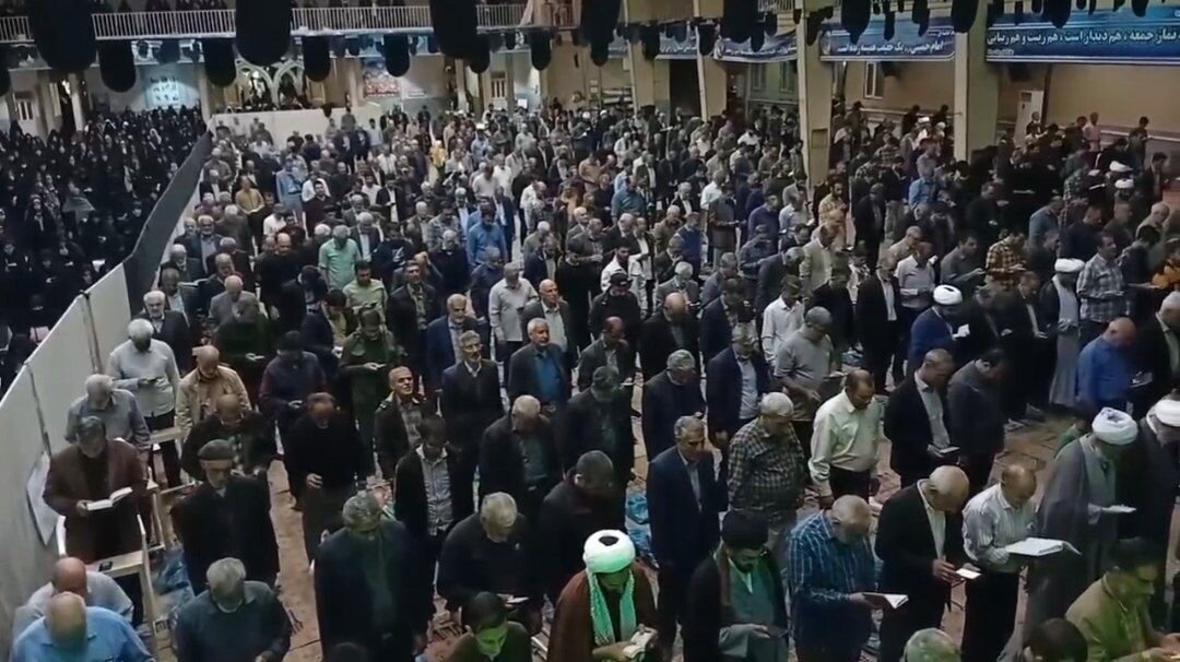 اقامه نماز استغاثه به امام زمان(عج) در حسینیه شهدای اراک