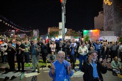 اقامه نماز استغاثه به امام زمان(عج) در اجتماع شبانه مشهد