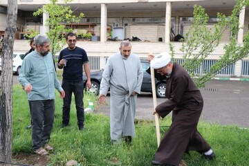 کاشت ۸۶ نهال میوه در جامعه‌المصطفی تبریز به یاد قائد شهید