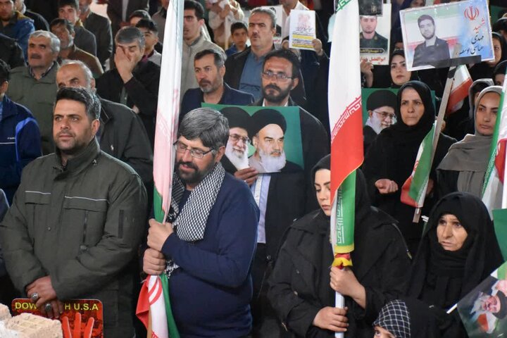همبستگی مردم قروه در میدان حاج قاسم سلیمانی برای حمایت از ایران