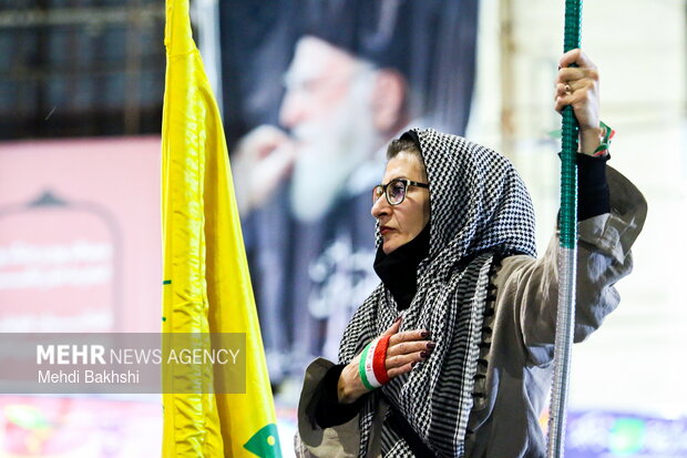 این پرچم زمین نمی افتد
