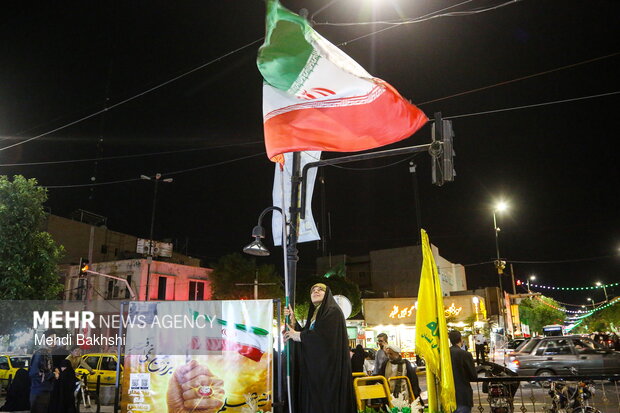این پرچم زمین نمی افتد